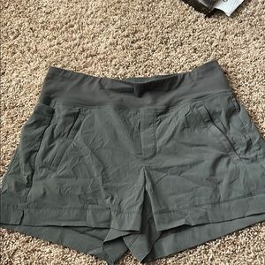 Athlete TREKKIE NORTH shorts. Size 10. Green
